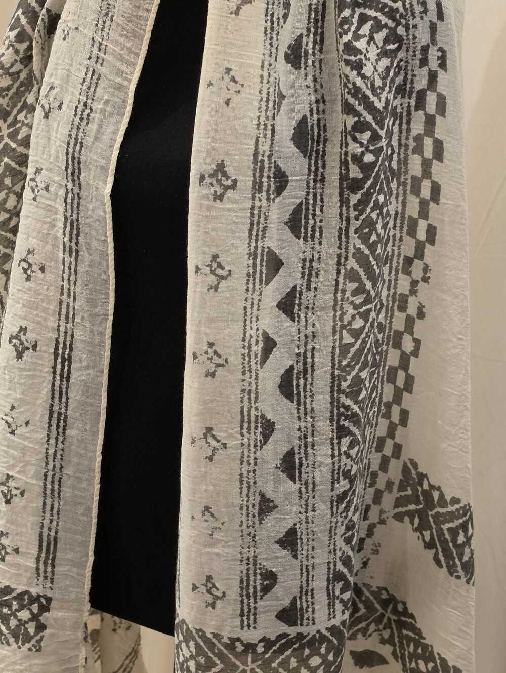 Look Aztec Fringed Blanket Scarf 100% Cotton Cream Gray Geometric Tribal Shawl - Picture 7 of 8